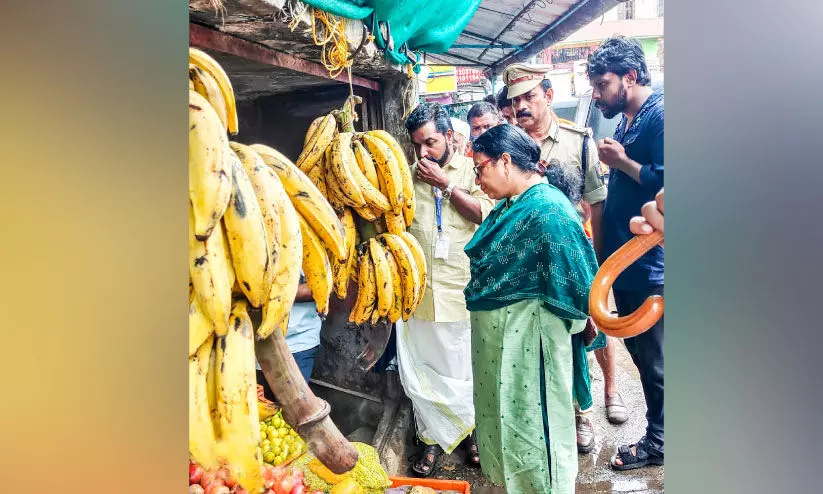 വ്യാപാരസ്ഥാപനങ്ങളില്‍ കലക്ടറുടെ പരിശോധന