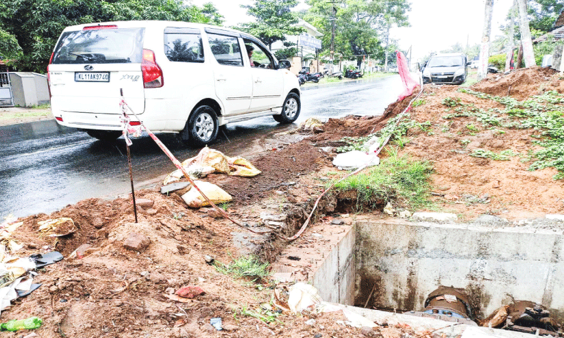 അ​പ​ക​ട​ത്തി​ലേ​ക്ക് വ​ഴി​യൊ​രു​ക്കി ജ​ല അ​തോ​റി​റ്റി​യു​ടെ കു​ഴി