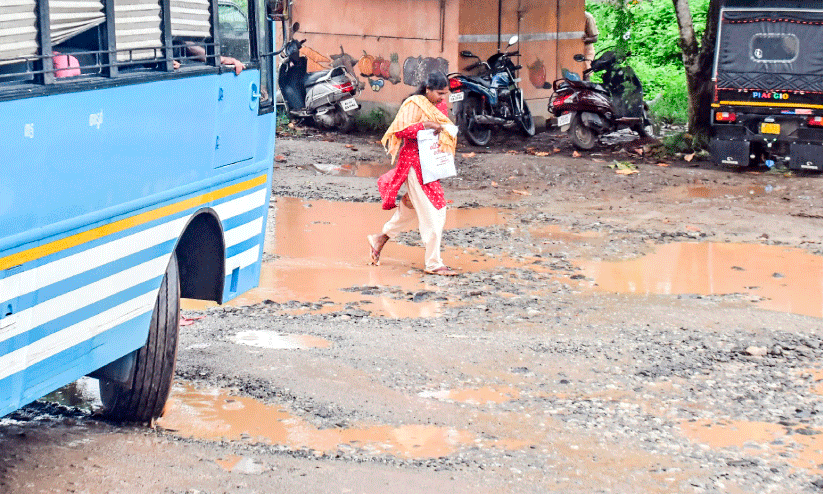 നടുവൊടിക്കും ബസ്​സ്റ്റാൻഡ്​​