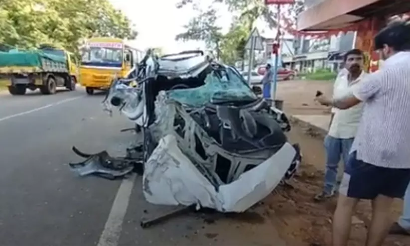 നിർത്തിയിട്ട കെ.എസ്.ആർ.ടി.സി ബസിന് പിറകിൽ കാറിടിച്ചു കയറി മൂന്നു പേർക്ക് പരിക്ക്