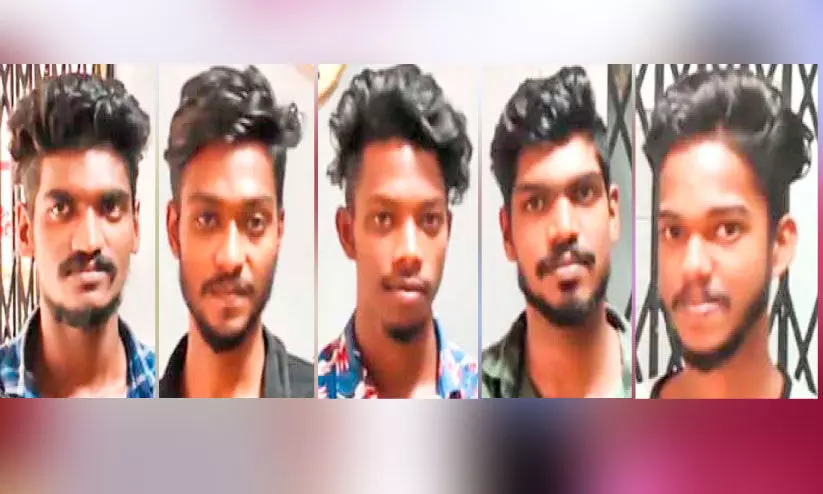 വി​ദ്യാ​ർ​ഥി​ക​ളെ ആ​ക്ര​മി​ച്ച സം​ഭ​വ​ത്തി​ൽ അ​ഞ്ചു​പേ​ർ പി​ടി​യി​ൽ