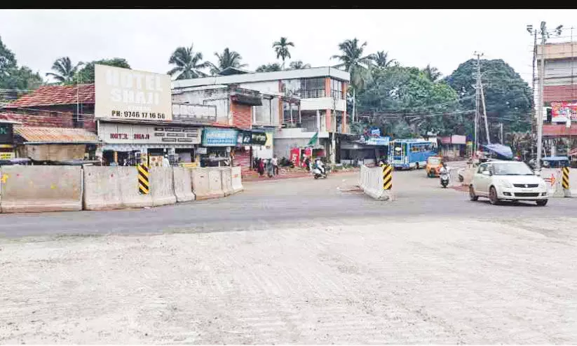 ക​ക്കാ​ട് അ​പ​ക​ട​ം തു​ട​ർ​ക്ക​ഥ;  മൂ​ന്ന് ദി​വ​സ​ത്തി​നി​ടെ 15 അ​പ​ക​ട​ം; ഡി​വൈ​ഡ​ർ അ​ശാ​സ്ത്രീ​യം