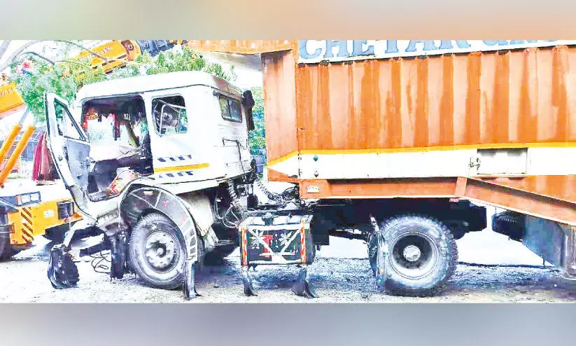 ഓരാടംപാലത്തിൽ ലോറിയും പിക്കപ്പും കൂട്ടിയിടിച്ചു; മണിക്കൂറുകൾ വഴിയടഞ്ഞു