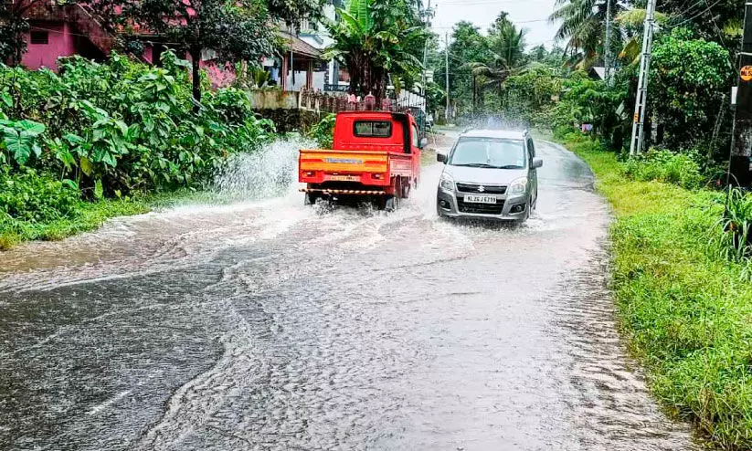 ഒ​റ്റ​മ​ഴ​ക്ക്​ ശ​ബ​രി​മ​ല റോ​ഡ് കു​ള​മാ​യി