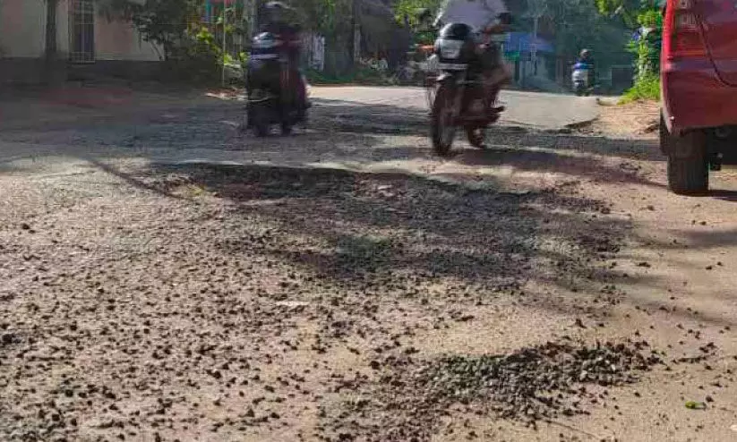 നാട്ടുകാർ പ്രക്ഷോഭത്തിന്;  അപകടക്കുഴികളിൽ അധികൃതരുടെ മൗനം