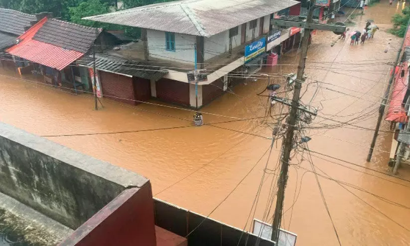 ചാമംപതാലിലേയും പുളിക്കൽ കവലയിലേയും വീടുകളിലും കടകളിലും വെള്ളം കയറി