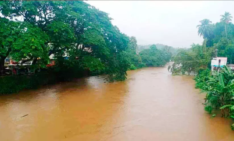 മഴയിൽ മുങ്ങി കോട്ടയം ജില്ല; എല്ലാ ഖനന പ്രവർത്തനങ്ങളും നിരോധിച്ചു