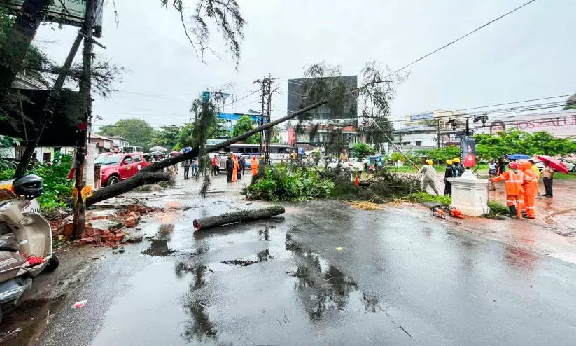 ആലപ്പുഴ ജില്ലയിൽ കനത്ത നാശം, 73 വീട്​ തകർന്നു