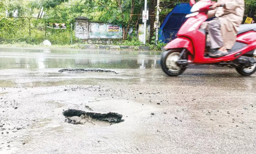 മ​ഴ​യെ​ത്തി; കൂടെ റോ​ഡ് ത​ക​ർ​ച്ച​യും വെ​ള്ള​ക്കെ​ട്ടും