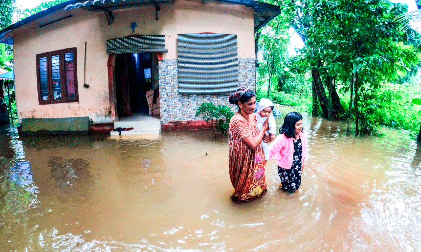 പ്രളയഭീതിയിൽ പത്തനംതിട്ട ജില്ല; 600 പേരെ മാറ്റിപ്പാര്‍പ്പിച്ചു, ഒരു മരണം