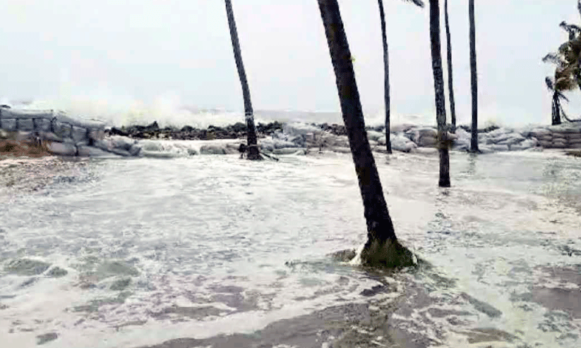 ആശങ്കയുടെ തീരം... വെളിയത്താൻപറമ്പിലും നായരമ്പലത്തും നിരവധി വീടുകൾ വെള്ളത്തിലായി