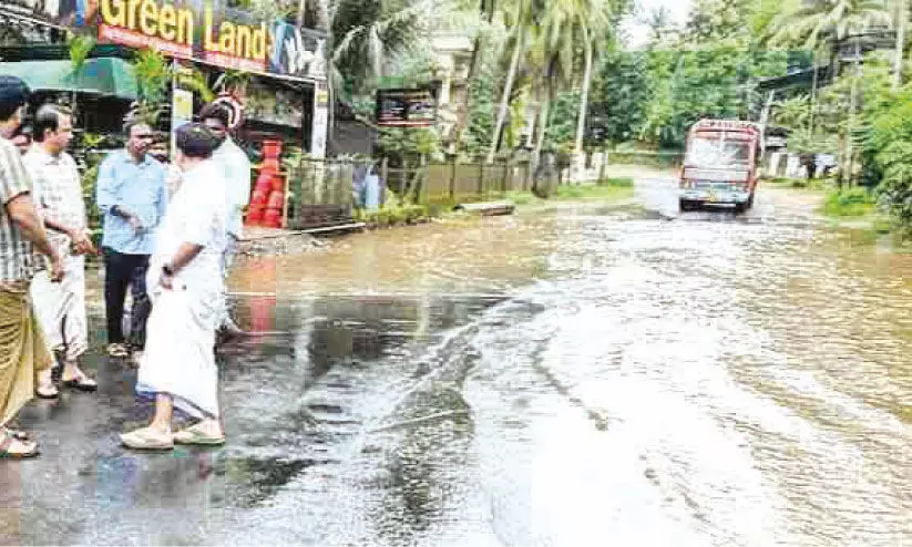 കു​ന്ന​പ്പ​ള്ളി ആ​ലും​കൂ​ട്ടത്തിൽ റോ​ഡി​ലെ വെ​ള്ള​ക്കെ​ട്ടി​ന് താൽക്കാലിക പ​രി​ഹാ​രം