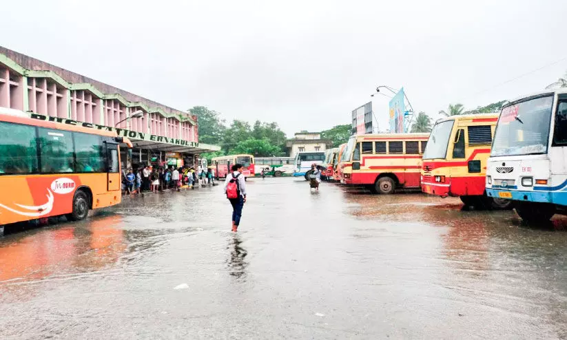 സ്റ്റാ​ൻ​ഡി​ലെ വെ​ള്ള​ക്കെ​ട്ട്; കെ.​എ​സ്.​ആ​ർ.​ടി.​സി​ക്ക്​ പ​രാ​തി​യി​ല്ലേ  -ഹൈ​കോ​ട​തി