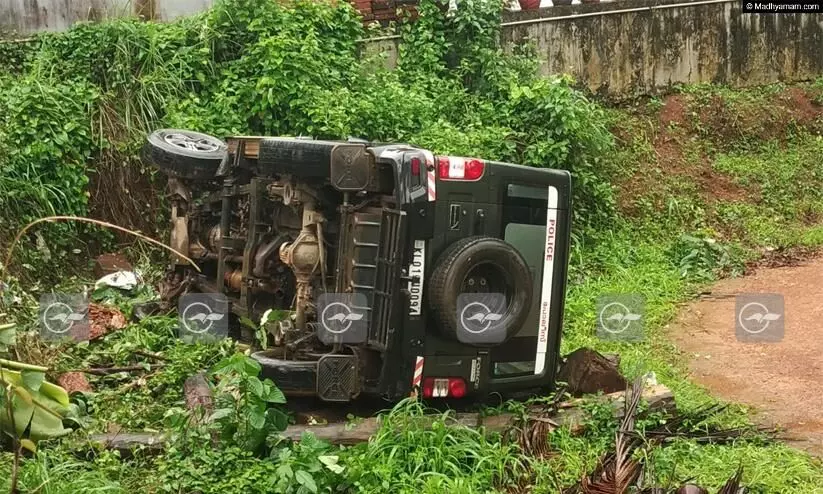 തിരുവമ്പാടി പൊലീസിന്‍റെ വാഹനം മറിഞ്ഞു; യാത്രക്കാർ അത്ഭുതകരമായി രക്ഷപ്പെട്ടു