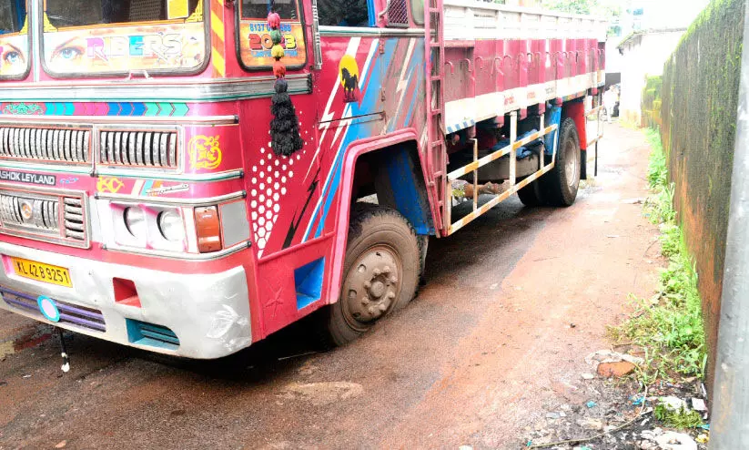 വാഹനങ്ങൾക്ക് വീണ്ടും  വാരിക്കുഴിയൊരുക്കി നഗരപാതകൾ