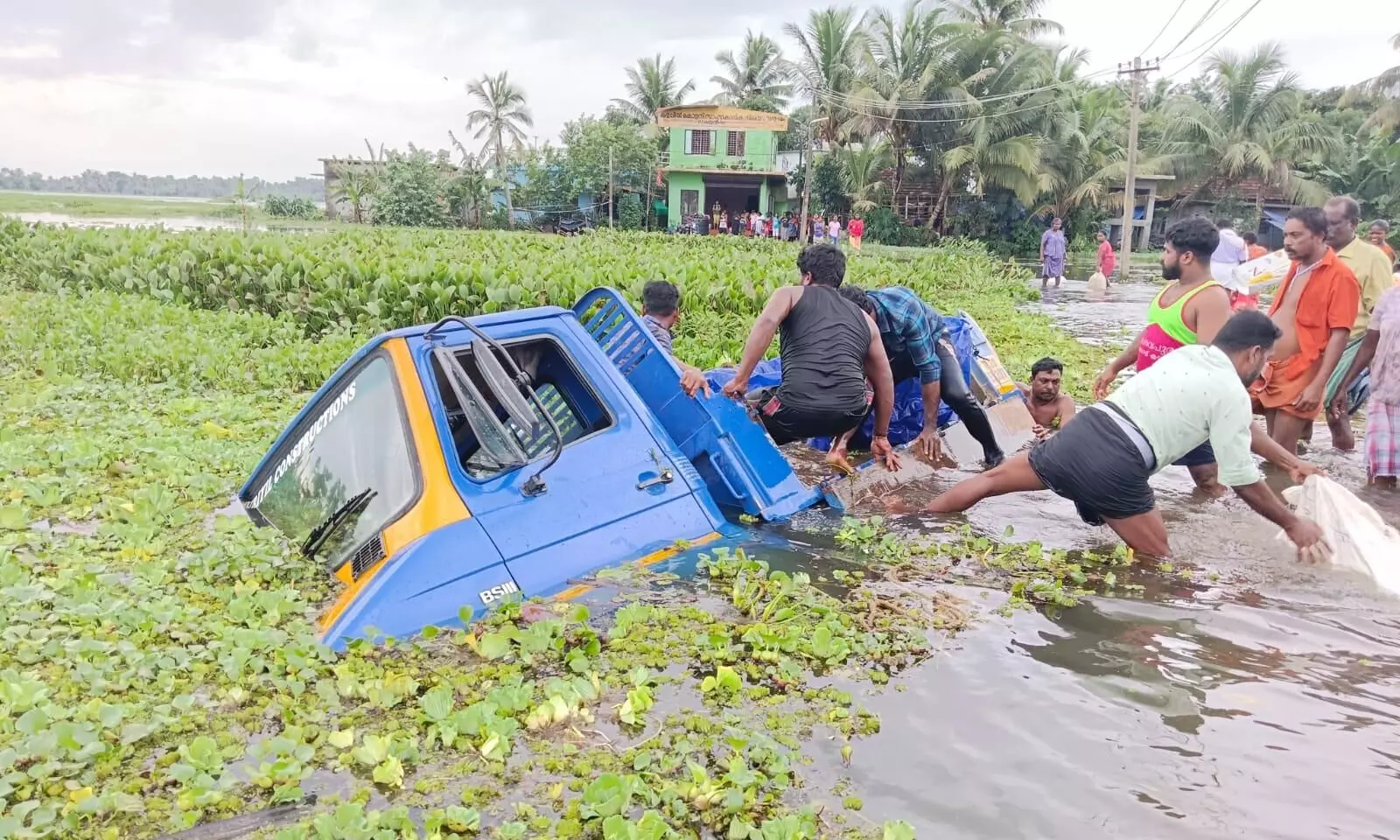 ദുരിതാശ്വാസ ക്യാമ്പിലേക്ക് ഭക്ഷണ സാധനങ്ങളുമായെത്തിയ ലോറി വെള്ളക്കെട്ടിലേക്ക് മറിഞ്ഞു