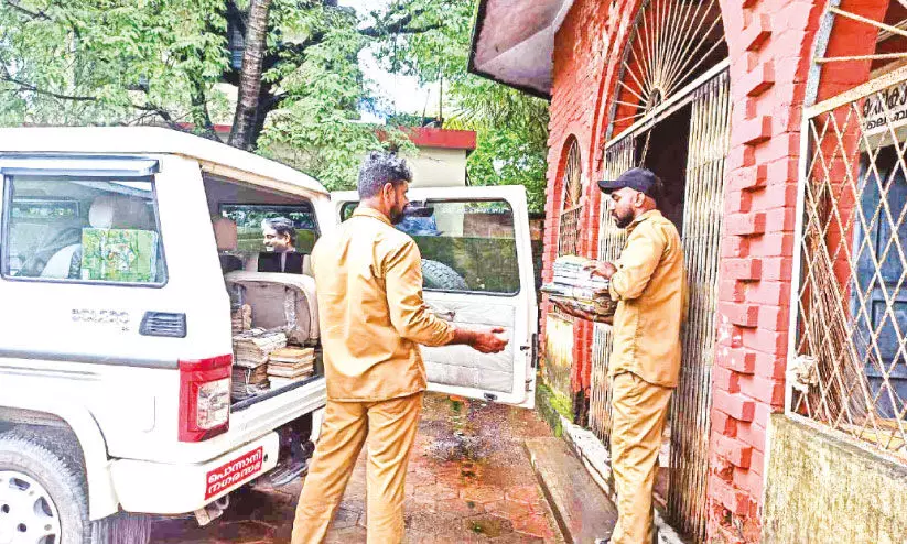 മ​ഴ കു​ത്തി​യൊ​ഴു​കി​യ​ത് ഉ​റൂ​ബ് ലൈ​ബ്ര​റി​യി​ലേ​ക്ക്