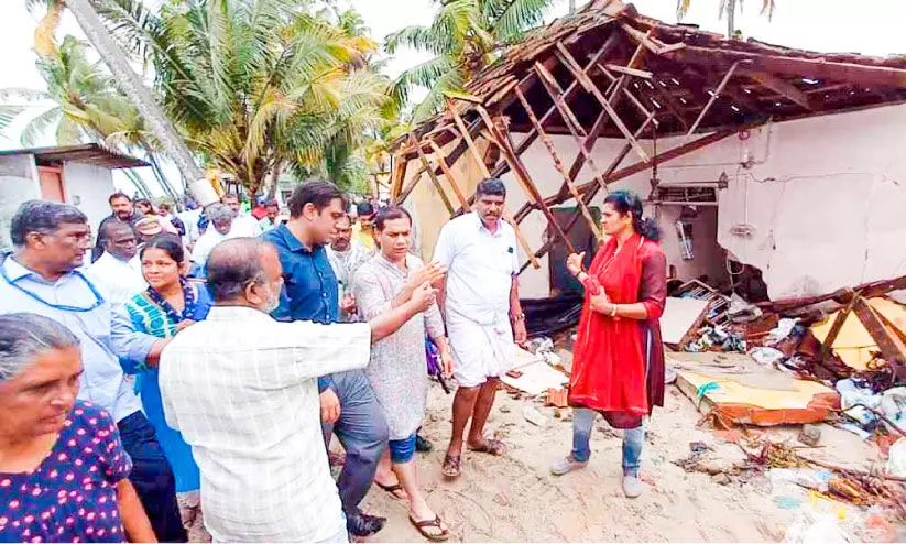 കടൽക്ഷോഭം കലക്ടറും എം.പിയും   ദുരിതമേഖല സന്ദർശിച്ചു