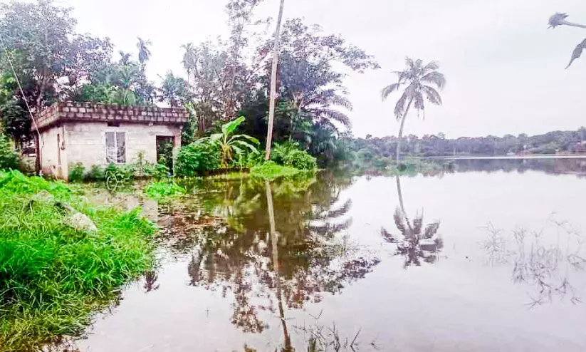 മഴ മാറി, ദുരിതം ബാക്കി; 63 ദുരിതാശ്വാസ ക്യാമ്പുകളിലായി 2637 പേര്‍