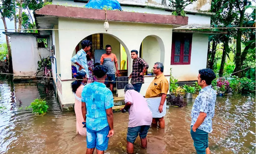 മഴ മാറിയിട്ടും നിരവധി വീടുകൾ വെള്ളത്തിൽ