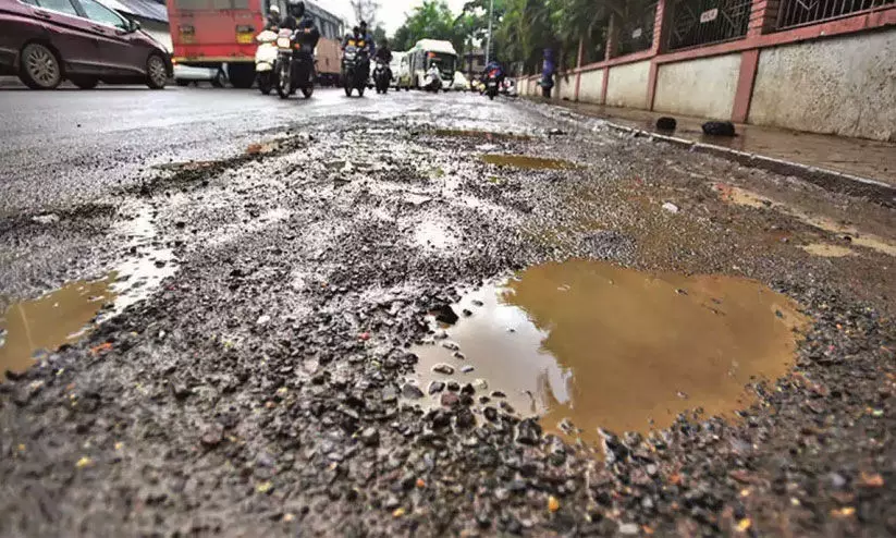 സ്കൂ​ട്ട​ർ കു​ഴി​യി​ൽ വീ​ണ് ര​ണ്ട് സ്ത്രീ​ക​ൾ​ക്ക് പ​രി​ക്ക്