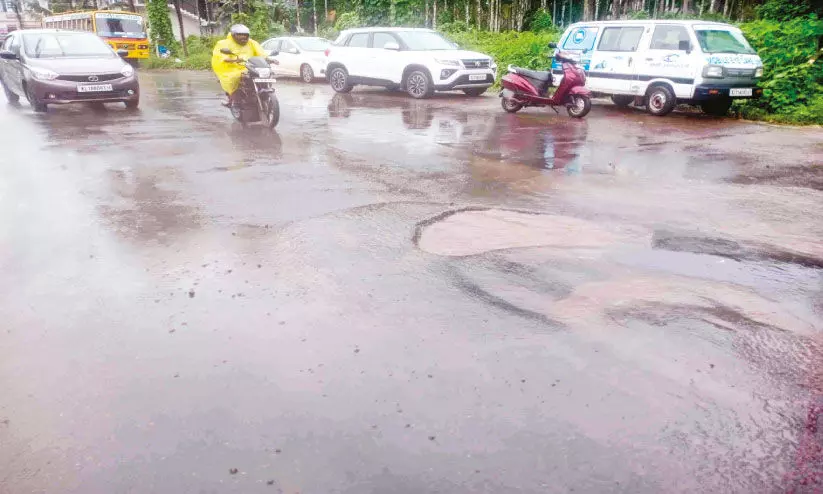 യാ​ത്രി​ക​രെ വ​ല​ച്ച് ദേ​ശീ​യ​പാ​ത​യി​ലെ കു​ഴി​ക​ൾ