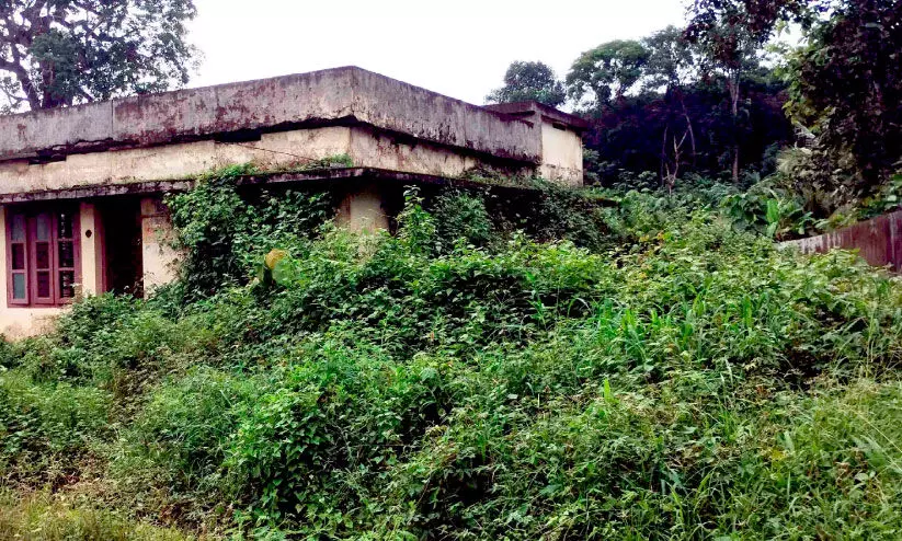 കടമ്പനാട് പഞ്ചായത്തിലെ കൃഷി വകുപ്പ് കെട്ടിടം സാമൂഹിക വിരുദ്ധരുടെ താവളം