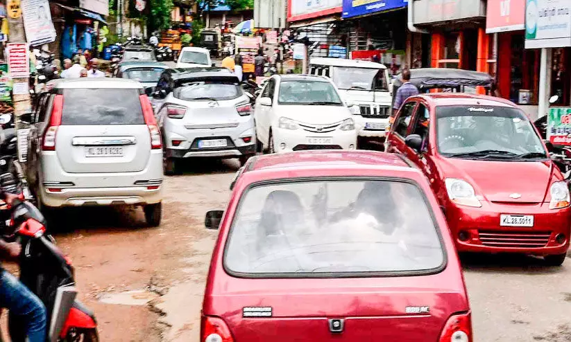 അനധികൃത പാർക്കിങ് കുരുക്കഴിയാതെ മല്ലപ്പള്ളി-തിരുവല്ല റോഡ്