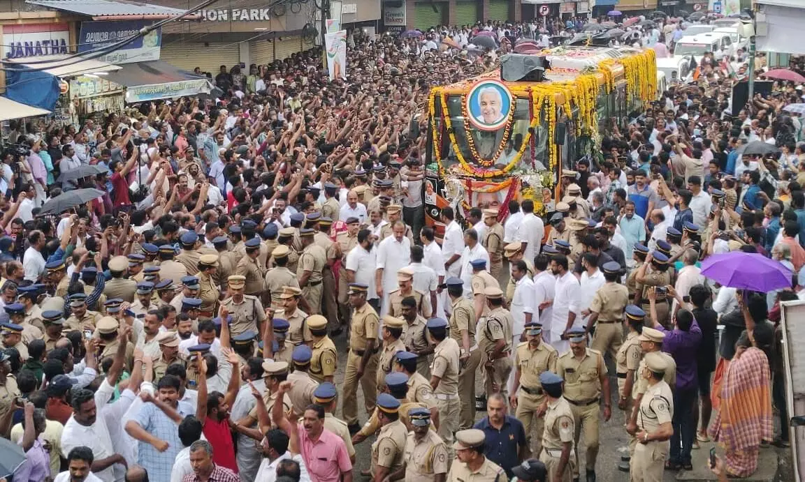 അന്ത്യാഭിവാദ്യമർപ്പിക്കാൻ ഉറങ്ങാതെ കാത്തിരുന്ന് ജനം; 24 മണിക്കൂർ പിന്നിട്ട് വിലാപ യാത്ര