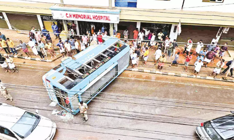 വ​ളാ​ഞ്ചേ​രി​യി​ൽ സ്വ​കാ​ര്യ ബ​സ് മ​റി​ഞ്ഞു; എ​ട്ടു​പേ​ർ​ക്ക്  പ​രി​ക്ക്