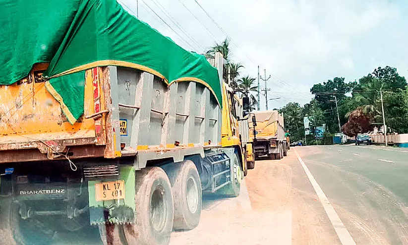 നിയമം ലംഘിച്ച് മണ്ണ് കടത്തൽ; ഏഴ് ടിപ്പർ ലോറികൾ പിടിയിൽ