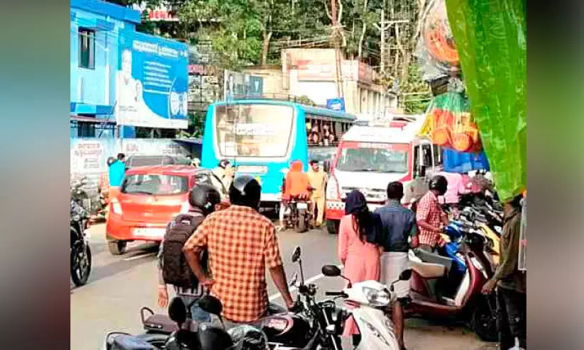 താലൂക്ക് ആശുപത്രിക്ക് മുന്നിൽ അപകടം പതിവ്; രോഗികളുമായെത്തുന്ന വാഹനവും റോഡിൽ കുരുങ്ങുന്നു