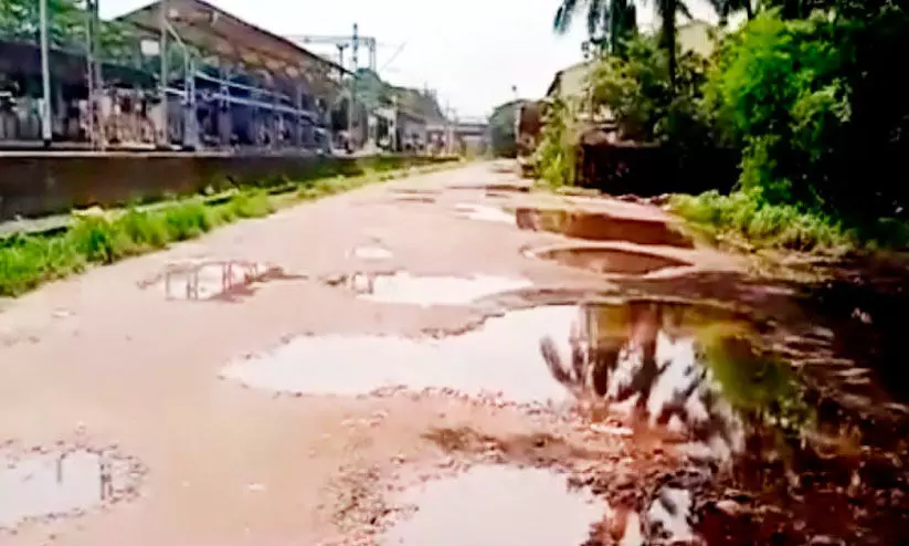 എഫ്.സി.ഐ ഗോഡൗൺ റോഡിലെ വെള്ളക്കെട്ട് ദുരിതമാകുന്നു