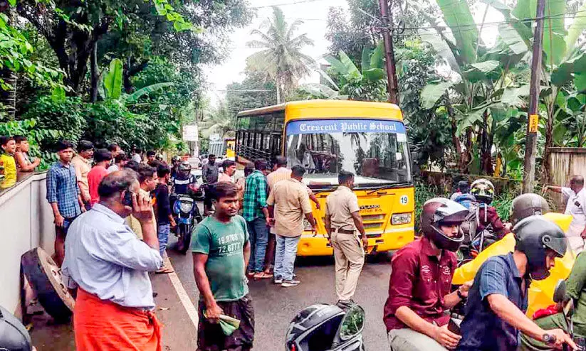 ഓട്ടത്തിനിടെ സ്കൂൾ ബസിന്‍റെ ചക്രം ഊരിത്തെറിച്ചു; ഒഴിവായത് വൻ ദുരന്തം