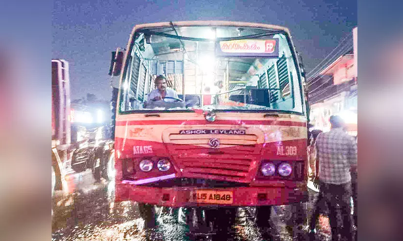 നിര്‍ത്തിയിട്ട സ്വകാര്യ ബസിന് പിറകില്‍ കെ.എസ്.ആര്‍.ടി.സി ബസിടിച്ചു; 13 പേര്‍ക്ക് പരിക്ക്