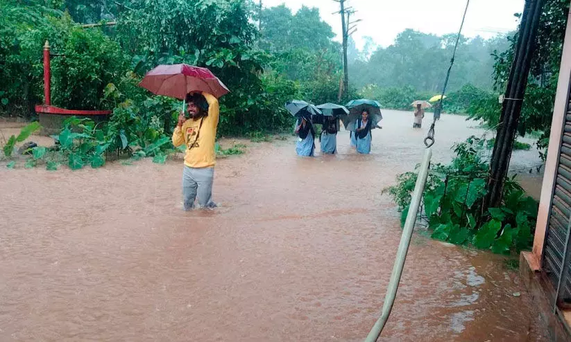 തീ​ര​ദേ​ശ ജി​ല്ല​ക​ളി​ൽ ക​ന​ത്ത മ​ഴ; മൂ​ന്നു​മ​ര​ണം