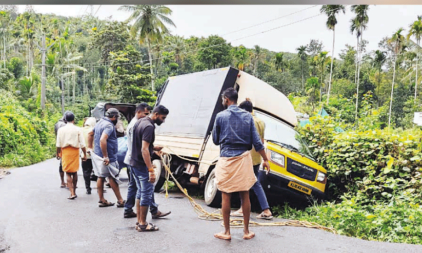 മരണക്കെണിയൊരുക്കി റോഡ് യാത്ര