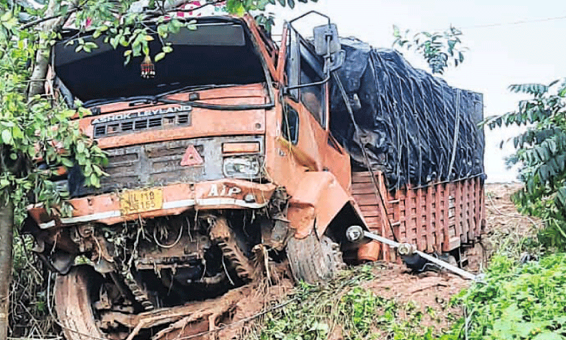 പാ​ൽ​ച്ചു​ര​ത്തി​ൽ ച​ര​ക്ക് ലോ​റി അ​പ​ക​ടം