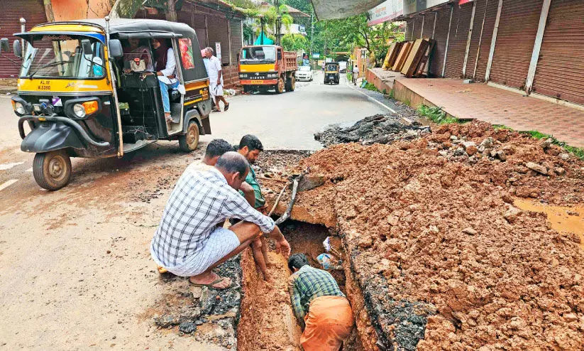 ജലച്ചോർച്ച; പുത്തൻ റോഡ് വെട്ടിപ്പൊളിച്ചു