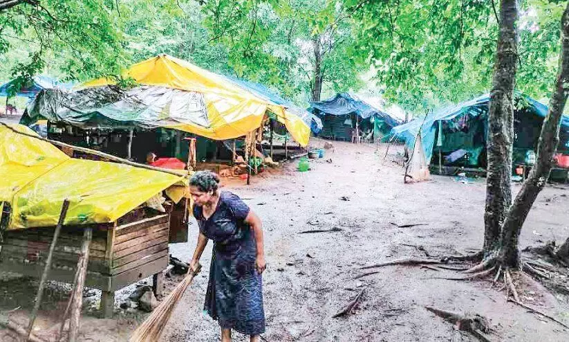 നി​ല​മ്പൂ​ർ കാ​ട്ടി​നു​ള്ളി​ൽ ഒ​റ്റ​പ്പെ​ട്ട ആ​ദി​വാ​സി കു​ടും​ബ​ങ്ങ​ള്‍ക്ക് ഉ​ട​ന്‍ സ​ഹാ​യ​മെ​ത്തി​ക്ക​ണം -ഹൈ​കോ​ട​തി