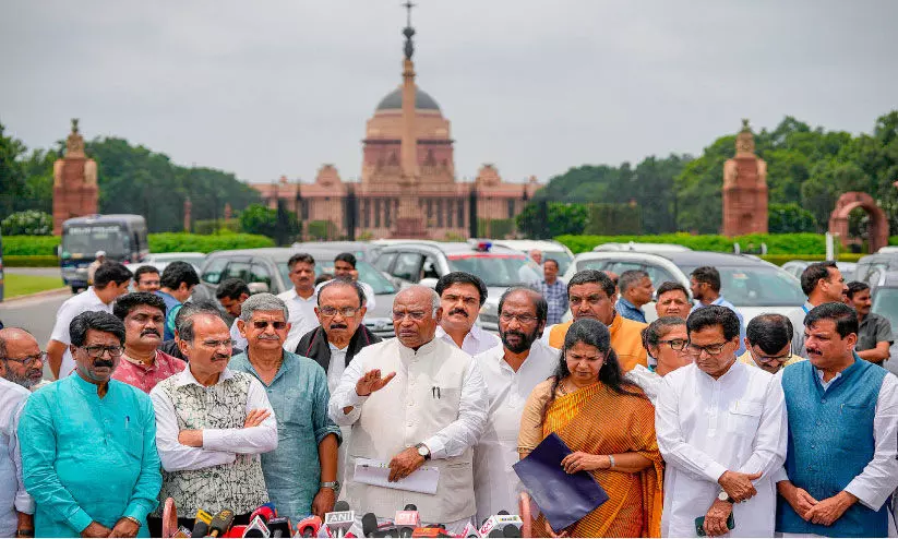 രാഷ്ട്രപതിയോട് ഇൻഡ്യ സംഘം; മ​ണി​പ്പൂ​ർ: പ്ര​ധാ​ന​മ​ന്ത്രി​ വിശദീകരിക്കണം