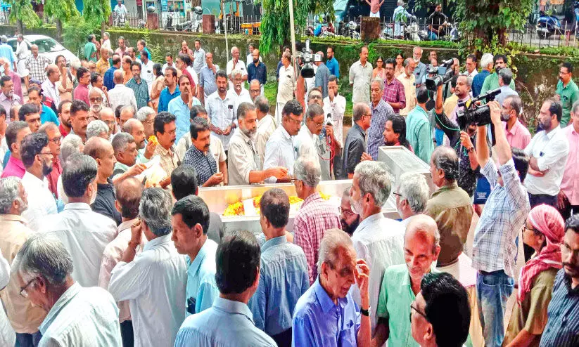 ക​ഥാ​കാ​ര​ൻ എം. ​സു​ധാ​ക​ര​ന് നാ​ടി​ന്റെ വി​ട