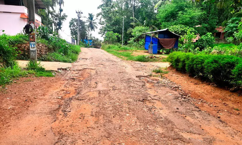 പഴങ്ങാലം മുക്ക്-കടയ്ക്കോട് റോഡ് നവീകരണം ഇഴയുന്നു; ടാർ ഇളക്കിയിട്ടിട്ട് മാസങ്ങൾ