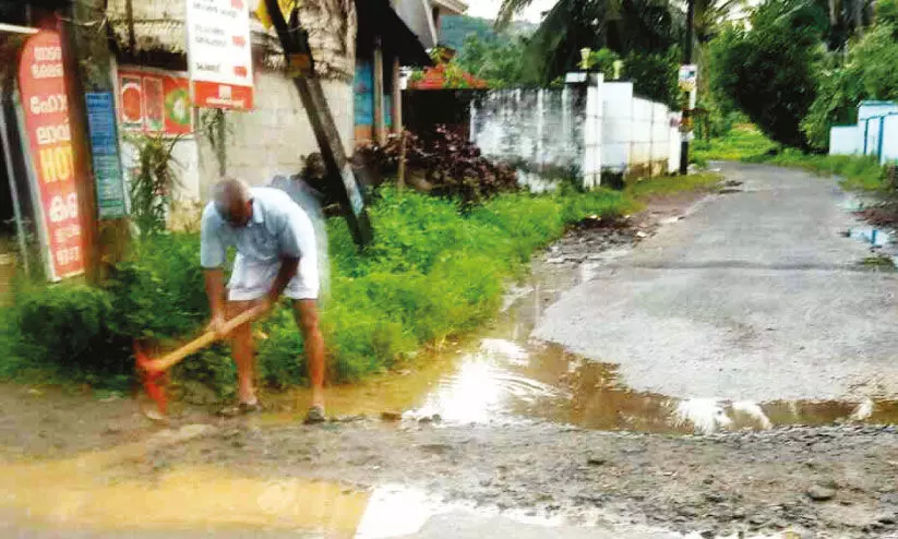 പാതയോരത്തെ വെള്ളക്കെട്ട്; ജനജീവിതം ദുസ്സഹം