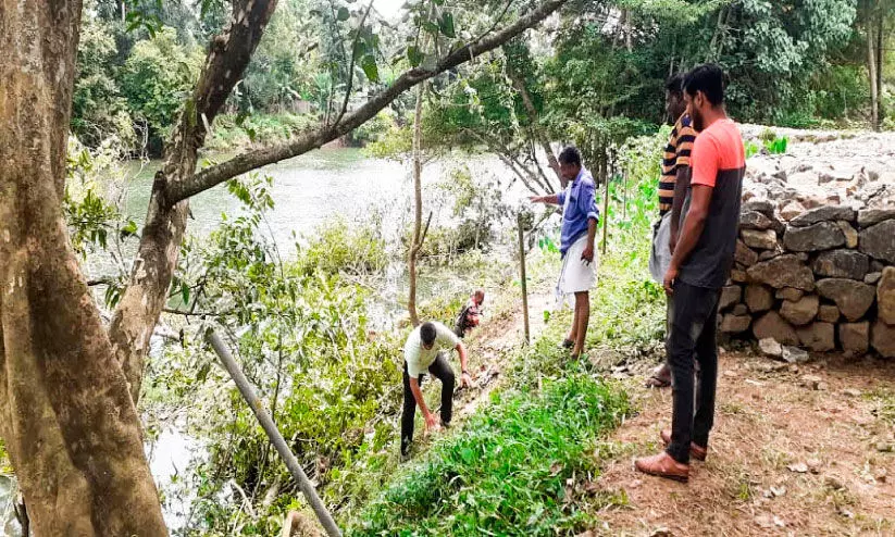 മ​ണി​മ​ല​യാ​റി​ന്‍റെ തീ​ര​ത്ത് സം​ര​ക്ഷ​ണ​ഭി​ത്തി നീ​ക്കം വി​വാ​ദ​ത്തി​ൽ