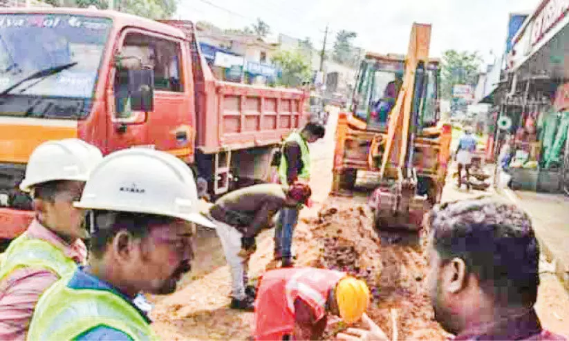 ചു​റു​ചു​റു​ക്കാ​വും ചെ​ർ​പ്പു​ള​ശ്ശേ​രി ടൗ​ൺ