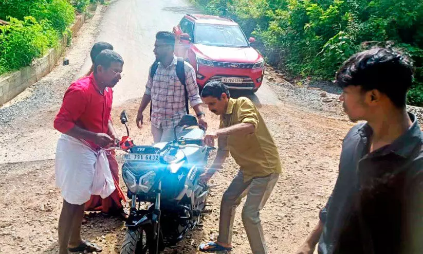 ടാറിങ്​ കഴിയുംമുമ്പ്​ റോഡ് തകർന്നു; അപകടം ഒഴിയുന്നില്ല