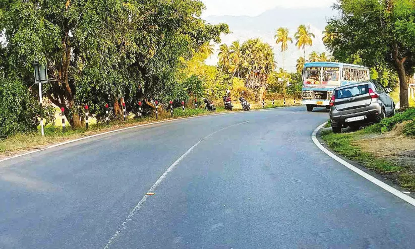 നി​വ​രാ​തെ വ​ളവുക​ൾ;   ക​ണ്ണ് തു​റ​ക്കാ​തെ അ​ധി​കൃ​ത​ർ