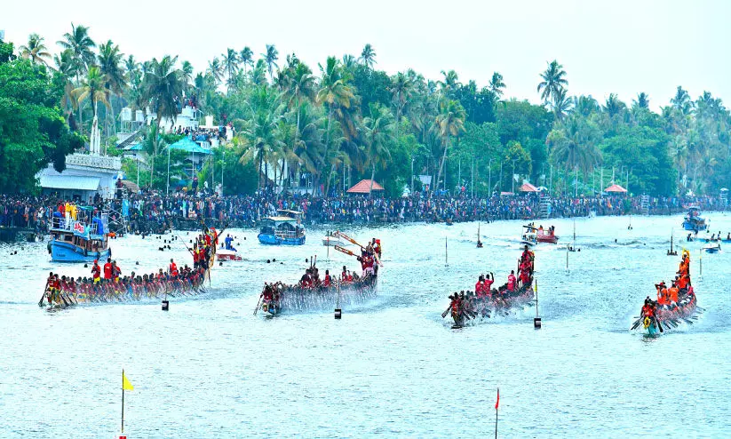 ആർത്തിരമ്പിയ മഴയിലും തണുത്തില്ല; ഇളകിമറിഞ്ഞ്​ ആവേശം