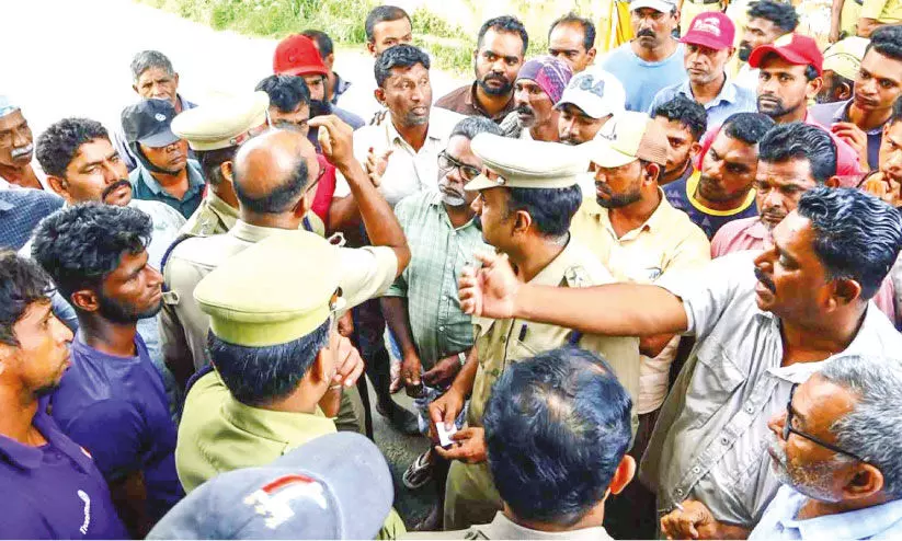 പൊന്നാനി ഹാർബറിൽ മത്സ്യത്തൊഴിലാളികളും ടോൾ കരാറുകാരും തമ്മിൽ തർക്കം